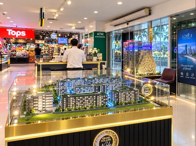 Showroom with the Grand Solaire Noble model next to Tops at Royal Garden